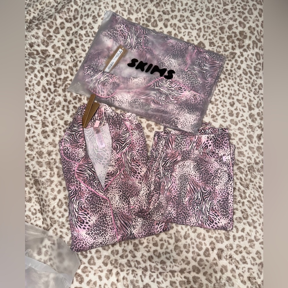 SOLD!!! SKIMS Long Sleep - 2026 VDAY SET!!